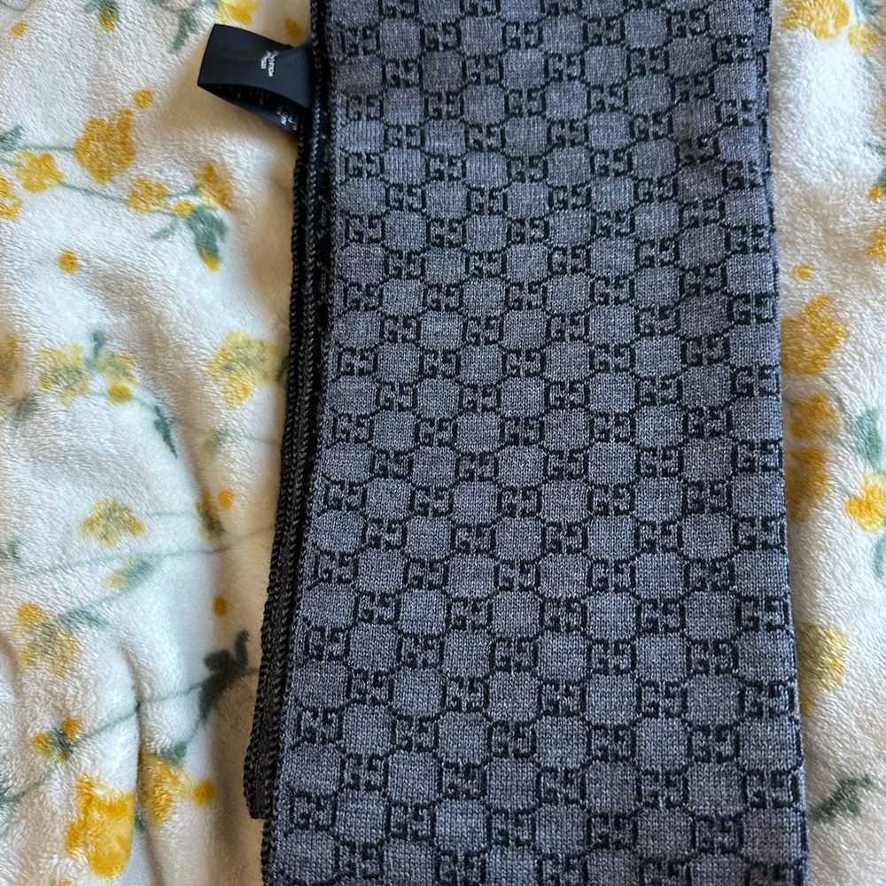 Gucci brand new scarf, reversible